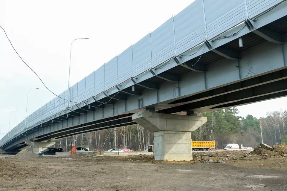 Развязку в Барнауле достроят к концу года. Власти Алтайского края заключили договор с новым исполнителем. Подрядчику предстоит завершить строительство тоннеля, проложить подъездные пути к металлическому путепроводу от шоссе Ленточный бор до трассы А-322 , смонтировать ливнёвки, уложить финальный слой асфальта, установить освещение, светофоры а также уборку территории, озеленение и благоустройство. Стоимость проекта оценивается почти в 825,5 миллиона рублей. По имеющейся информации, работы на объекте уже стартовали. Финальный срок сдачи — 28 ноября 2025 года. Подписаться Прислать новость