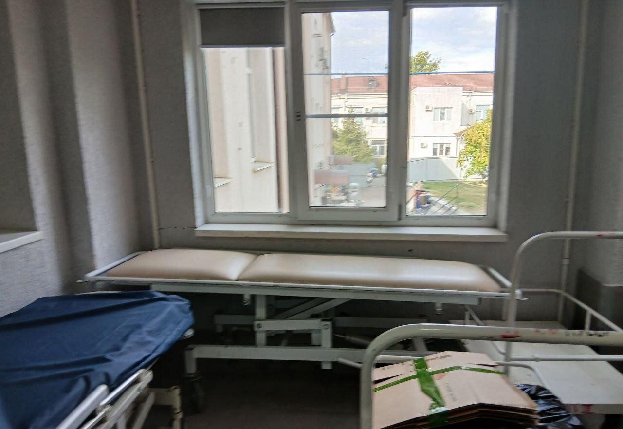 Женщину которая пострадала в результате атаки беспилотников 3 мая в Новороссийске наконец то выписали из больницы в Ростове на Дону Семья из донской столицы в ту роковую ночь гостила в доме N71 по улице Суворовской в ЖК Кристалл 3 Он был серьезно поврежден после налета дронов Травмы в одной из квартир получили муж с женой и их дети Особенно тяжело ранена была женщина Ее родственники молились чтобы она выжила Сразу после случившегося помощь семье оказывали врачи Новороссийска потом пациентов перевели на лечение в Краснодар После этого их доставили в родной Ростов на Дону У женщины диагностировали тяжелейшую минно взрывную комбинированную травму множественные переломы и ожоги которые потребовали трансплантации кожи сообщает Коммерсант со ссылкой на Минздрав Ростовской области Женщина 190 дней была подключена к аппарату ИВЛ Сейчас она уже находится в сознании может самостоятельно дышать разговаривать с близкими Теперь пациентке предстоит длительная реабилитация Источник Радио 104FМ Новая Россия Мы в МАХ