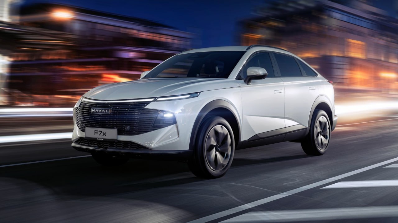 В России стартовали продажи нового Haval F7x Двухлитровый турбомотор развивает 192 л.с. и 320 Нм, работает с семиступенчатым «роботом». Уже в базе: диодная светотехника, рейлинги, салон с эко-кожей и 8 динамиков. Подогреваться будут передние и задние кресла. Адаптация к российским условиям включает усиленную антикоррозийную обработку. Две комплектации по цене 3 499 000 и 3 699 000 рублей.