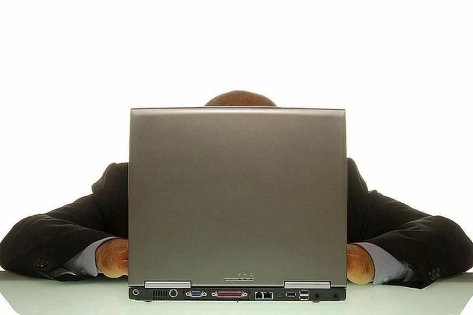 Онлайн сервисам запретят автоматически списывать деньги за подписки без явного согласия россиян С 1 марта 2026 года в России онлайн сервисам запретят автоматически списывать деньги за цифровые подписки без явного согласия пользователя Об этом рассказал депутат Госдумы Антон Немкин По словам парламентария эта мера принята для защиты от навязывания потребителям подписок которые распространились повсеместно Теперь если человек отказался от дальнейших платежей сервис обязан прекратить любое взаимодействие с его финансовыми данными Кроме того сервисы будут обязаны создать простой и удобный способ отказа от использования финансовых реквизитов Подписаться на truekpru Читать нас в MAX