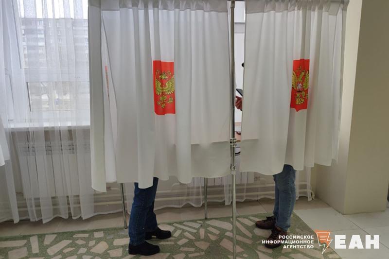 Избирком пересчитал жителей Челябинской области с правом голоса на выборах По данным на 1 июля 2025 года, в регионе насчитывается 2 млн 575 тыс. 211 избирателей. В Челябинске зарегистрировано 892 тыс. 854 человека, имеющих право голоса, в Магнитогорске – 307 тыс. 406. Количество людей с правом голоса на выборах и референдумах подсчитывается дважды в год. Фиксируется их численность на 1 июля и 1 января. Не каждый, кто живет в области, является избирателем, напомнили в избиркоме. Не учитываются иностранные граждане и лица без гражданства, граждане, не имеющие места жительства в пределах Челябинской области, граждане, отбывающие наказание в местах лишения свободы, и признанные судом недееспособными.