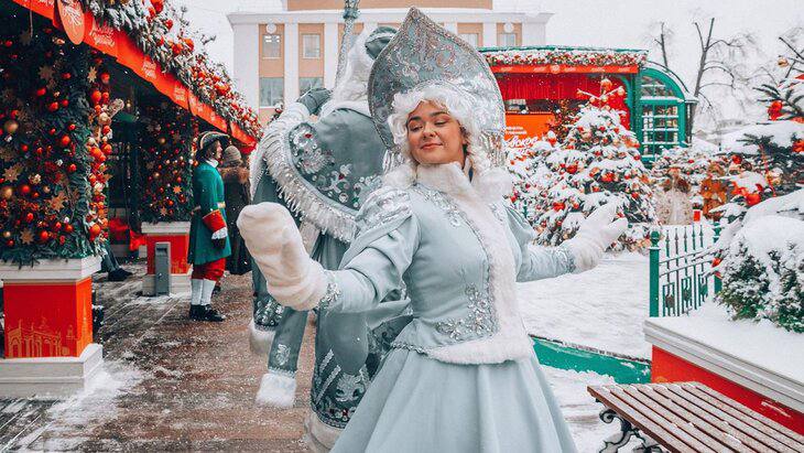 На фестивале «Путешествие в Рождество» москвичей и гостей столицы ждёт яркая программа для детей с утренниками и спектаклями  Заммэра Наталья Сергунина анонсировала более 1,5 тысячи новогодних мероприятий, включая концерты и представления с любимыми персонажами отечественных мультфильмов.    Среди запланированных постановок — «Шайбу! Шайбу!» в Щукине 24 декабря, «Снежная королева» на Манежной площади 26 декабря и спектакли в районе Вешняки с 1 по 7 января. Также горожане смогут насладиться музыкальными выступлениями на десятках площадок, включая кинопарк «Москино» и Северное Бутово. Не пропустите волшебство зимнего праздника!  фото: пресс-служба мэра и правительства Москвы