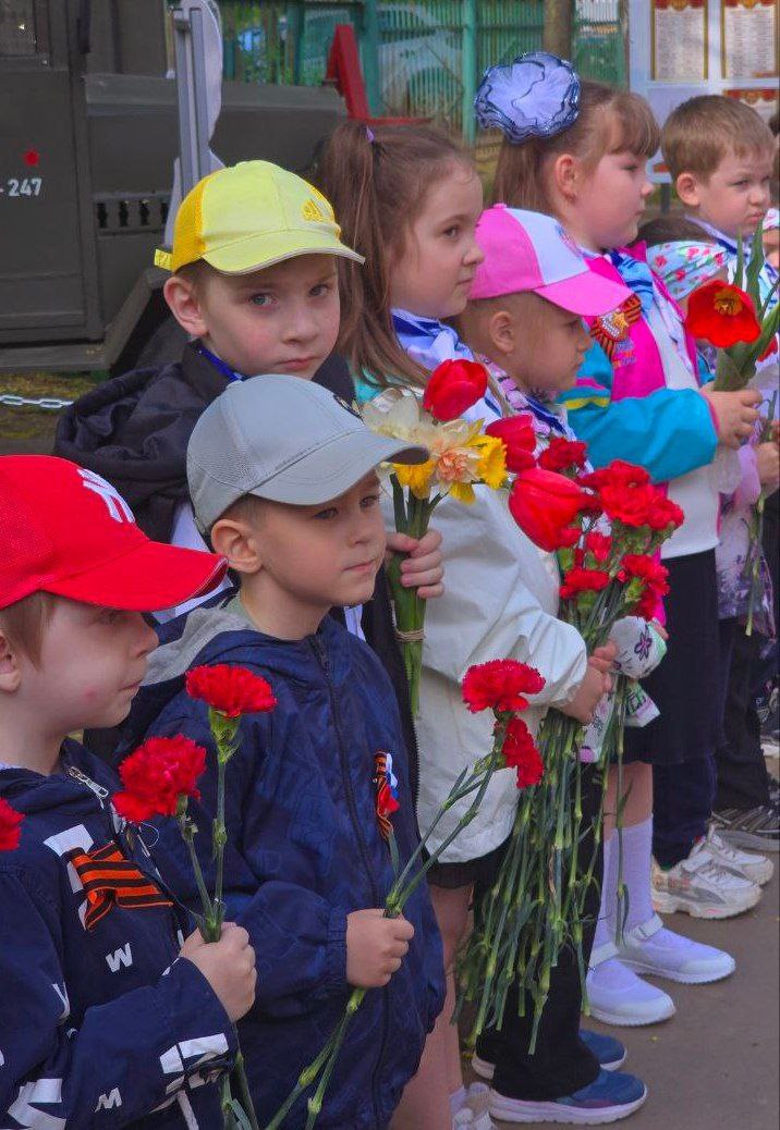 «Аллея Памяти» появилась в детском саду №247 Ленинского района Аллею туй как символ благодарности героям высадили малыши, педагоги и друзья детского сада, в числе которых депутат Законодательного Собрания Соломон Апоян. Кроме того, в детсаду появились стенды - «Бессмертный полк» с фотографиями героев-родственников воспитанников сада, «Города-Герои», где описана история в лицах и фактах, а также макет легендарной «Катюши» – точная копия, созданная нижегородскими мастерами. Аллею украсили звёздами, сделанными руками малышей и родителей. «Подобные инициативы помогают сохранять историческую память и прививать подрастающему поколению чувство гордости за свою Родину и уважение к её истории», – отметил Соломон Апоян.