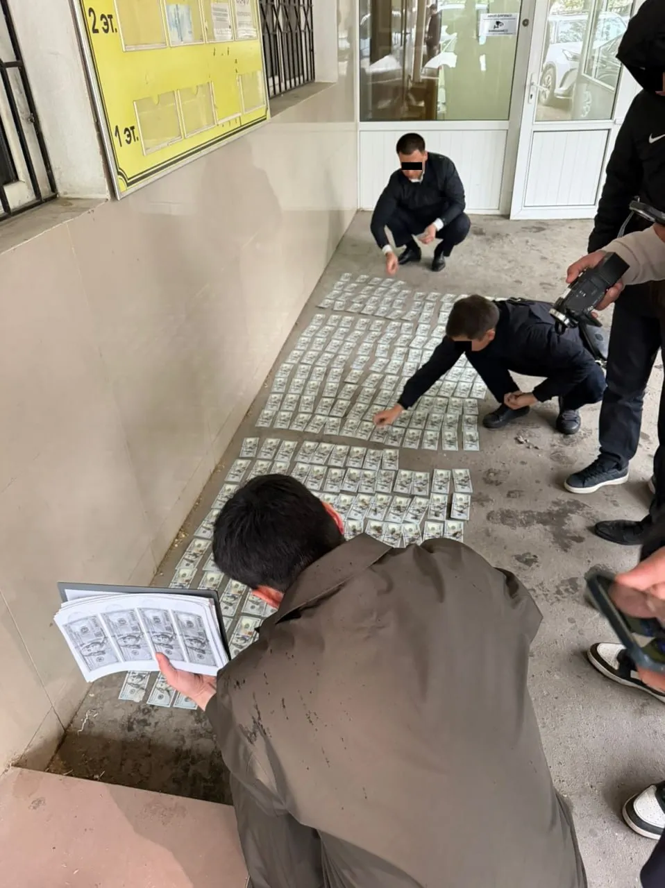 Следователя Ленинского РУВД Бишкека задержали по подозрению в вымогательстве 25 тыс По версии следствия подозреваемый вымогал у женщины деньги за прекращение уголовного дела по мошенничеству а также за исключение ее из числа разыскиваемых