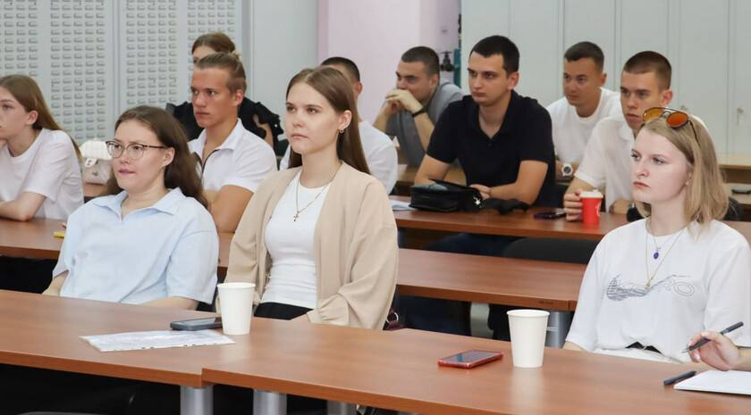 На Запорожскую АЭС прибыли первые 20 студентов-практикантов из Севастополя Для них организовали технологический тур по лабораториям учебно-тренировочного центра УТЦ , обучающие курсы, встречи с руководителями и практику на полигоне по пожарной безопасности. Директор АЭС Юрий Черничук пояснил, что текущие условия не позволяют практику на реальном рабочем месте, поэтому обучение идет в УТЦ, где условия максимально приближены к производству. Там студенты выполнят первые практические задания. #ЗАНмолодежка , VK и ОК и читайте новости на нашем сайте