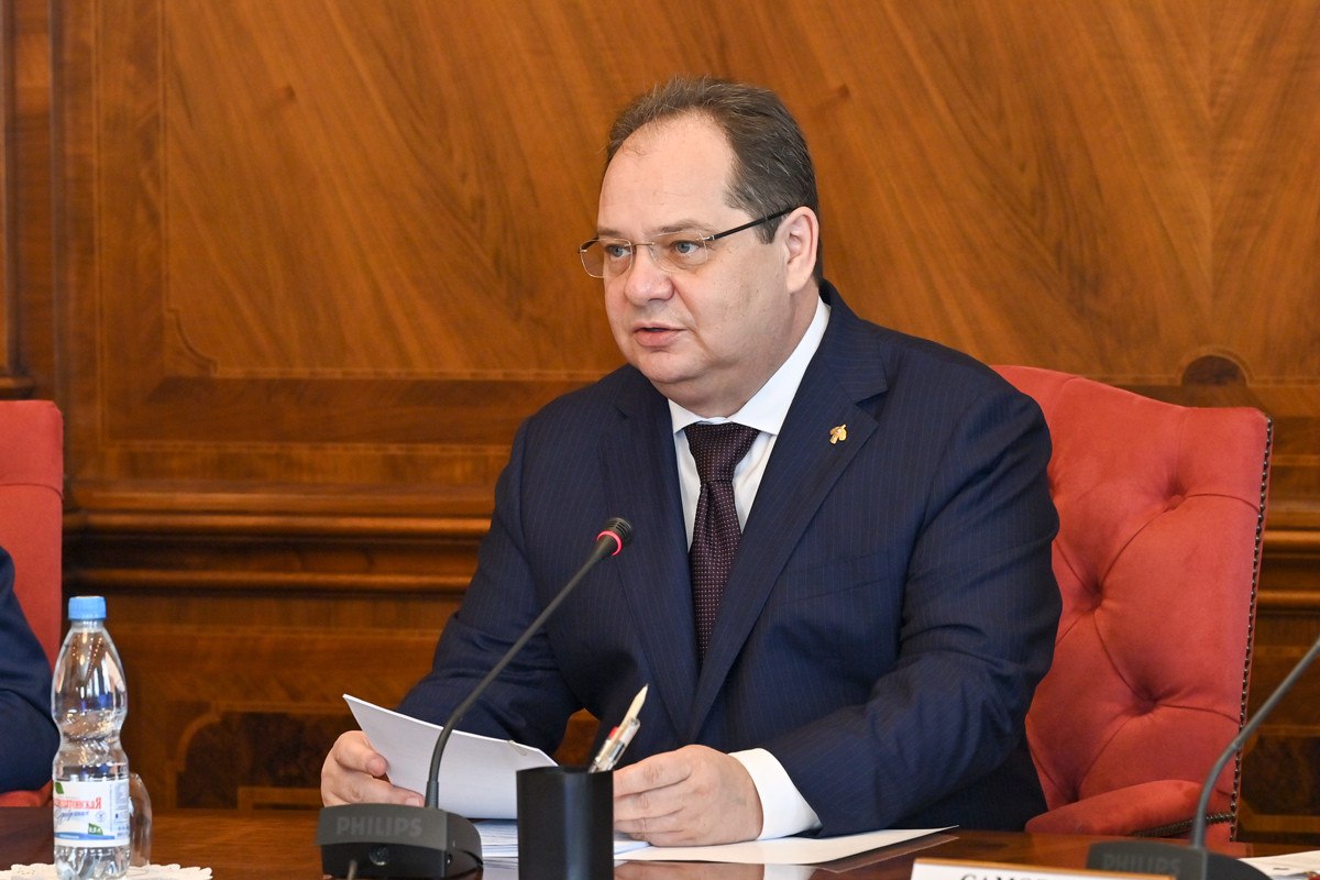 Ростислав Гольдштейн: «Ремонт дороги Кожва — Чикшино должен начаться не позднее 1 июля» Врио главы Коми потребовал ускорить подготовку к ремонтным работам на проблемном участке и приступить к ним как можно скорее. Соответствующее поручение руководитель региона дал на Координационном совещании по обеспечению правопорядка в Коми. Как доложил заместитель председателя правительства Коми Эдуард Слабиков, сейчас на место будущих ремонтных работ осуществляется доставка спецтехники из Нарьян-Мара, после чего подрядчик приступит к капитальному ремонту. «1 июля – крайний срок, когда должны начаться ремонтные работы», — поставил задачу вице-премьеру Ростислав Гольдштейн.