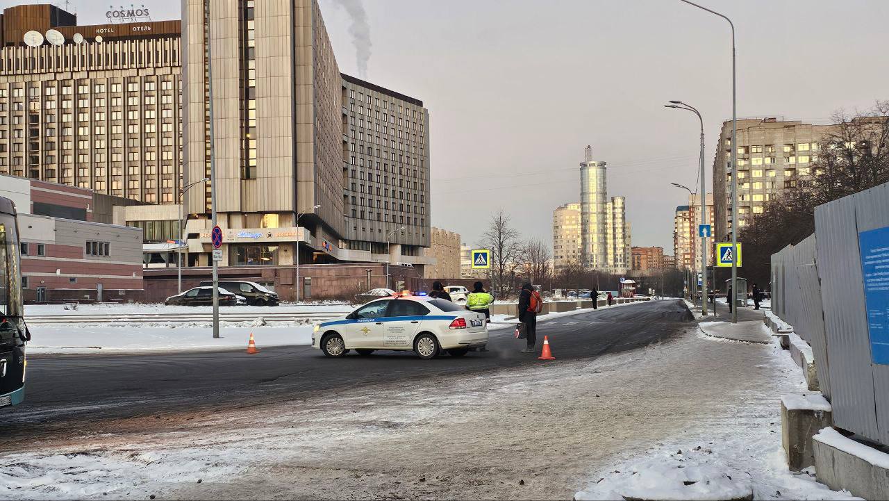 Подозрительную коробку с торчащими проводами обнаружили на остановке в Василеостровском районе   На место экстренно выехали экстренные службы: оцепили территорию на Морской набережной, 9 и проверили местность. К счастью, взрывотехники не обнаружили опасности. Коробка оказалась обычной. В ней лежали фары.  А вот пробки на Морской набережной из-за оцепления собрались настоящие.    : «Живём на Васильевском»   : СПб — отдай свой буст нам