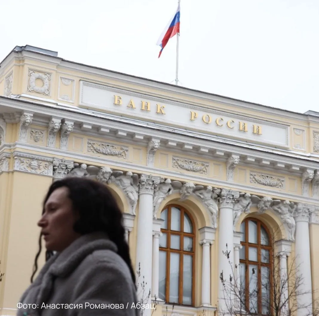 Безработица в России остается на исторических минимумах Об этом заявили в Центробанке Там отметили что рост зарплат продолжает опережать производительность труда Другие заявления Годовая инфляция в России по оценке на 20 апреля составила 5 7 Сужен коридор прогноза средней ключевой ставки до конца 2026 года до 14 14 5 В 2027 году средняя ставка может составить 8 10 Ожидания инфляции сохраняются на повышенном уровне это может препятствовать ее устойчивому замедлению ЦБ оценит целесообразность дальнейшего снижения ставки на ближайших заседаниях Российская экономика в I квартале замедлилась в том числе из за подстройки к произошедшим налоговым изменениям Тенденция на замедление роста потребительского спроса сохранилась несмотря на некоторое оживление в марте   Подпишитесь на Абзац в Максе