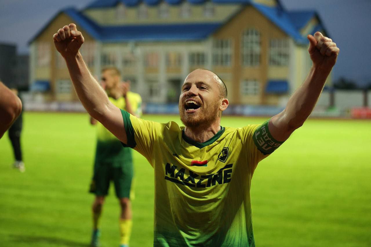 Сегодня МЛ Витебск принимал Гомель в матче предпоследнего тура чемпионата Беларуси по футболу Игра завершилась победой витебской команды со счетом 5 0 Секрет успеха нашей команды трансферная политика и классный коллектив сказал ВВ игрок команды Олег Никифоренко Сайт TikTok VK Instagram YouTube ОК Стикерпак ВВ Чат бот