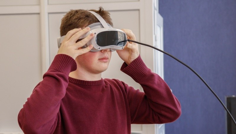 VR и промышленность в Омске появился центр визуализации в машиностроении Центр Средства визуализации в машиностроении был создан на базе Передовой инженерной школы ОмГТУ СтанкоИнструментТех И как заявляется ориентирован он на передовые методы подготовки специалистов и способствует созданию инновационных решений за счет визуализации узлов и агрегатов с использованием технологий виртуальной и дополненной реальности Предназначена лаборатория для работы на том этапе когда 3D модели изделия уже созданы и нужно провести их визуальную оценку перед передачей чертежей в производство VR технологии в центре студентам и инженерам позволяют взаимодействовать с моделями перемещать отдельные узлы наблюдать работу станков и оценивать эргономику и дизайн разрабатываемых устройств МашТех