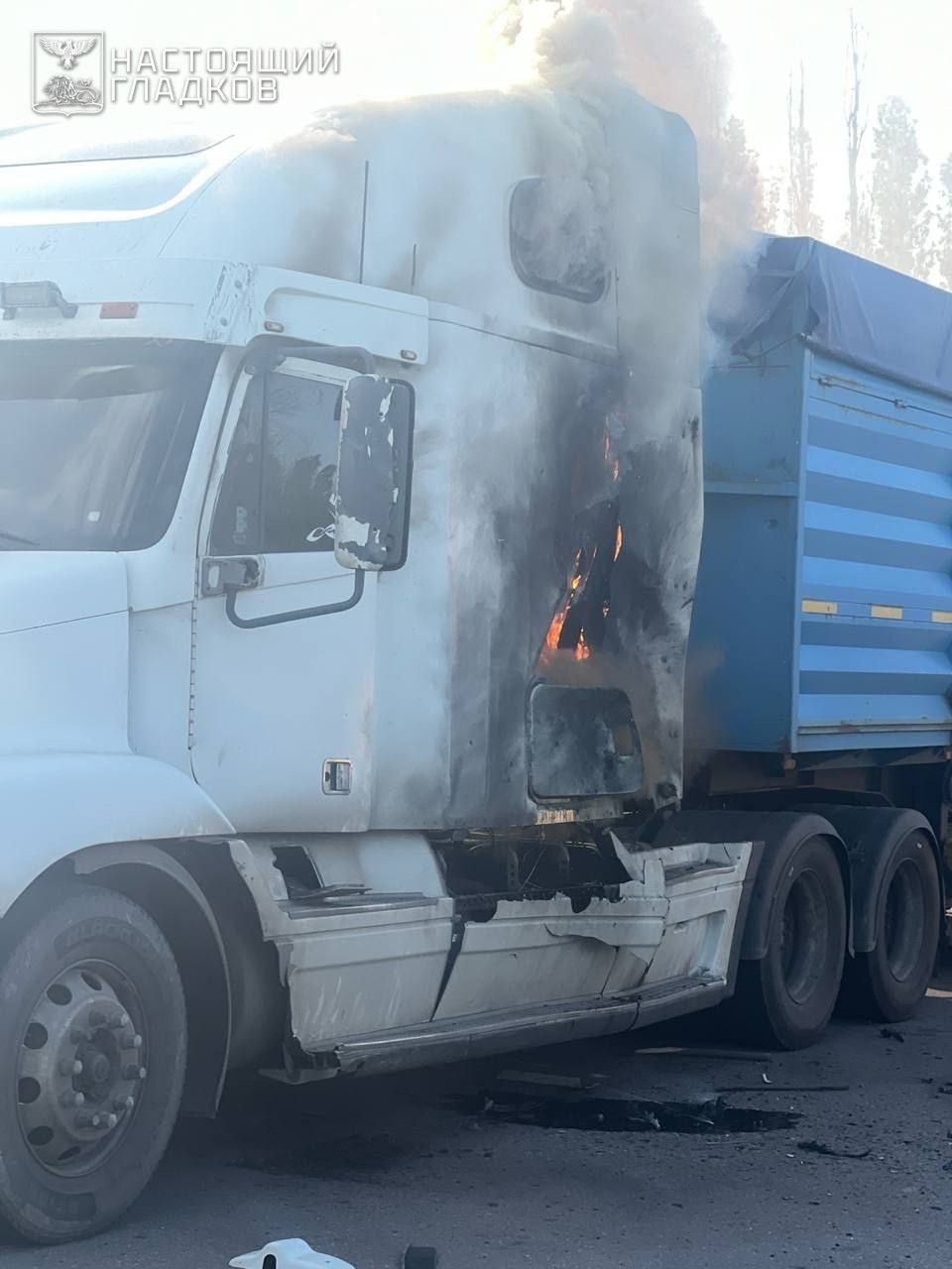 Три населённых пункта подверглись атакам ВСУ. Предварительно, пострадавших нет.  В Валуйском округе в селе Соболевка беспилотник ударил по территории фермерского хозяйства — повреждены два легковых автомобиля.  Город Шебекино подвергся атакам вражеских беспилотников. Один был подавлен системой РЭБ — от детонации повреждена надворная постройка на территории частного домовладения. Четыре дрона атаковали территорию предприятия. В результате ударов двух из них повреждены кровли складского помещения и цеха. От детонации ещё двух FPV-дронов загорелись два припаркованных грузовых автомобиля — пожарными расчётами огонь ликвидирован. Транспортные средства получили повреждения. В селе Муром Шебекинского округа в результате атаки беспилотника произошло возгорание в частном доме.  Информация о последствиях уточняется. - губернатор   Проголосовать за канал: голос!    ЧП Белгородская область - подписаться   Написать нам  Чат - перейти