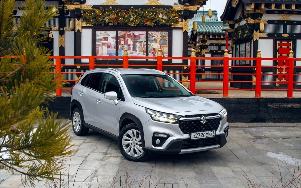 В Suzuki ответили на вопрос о заводской гарантии на автомобили в России Представительство японского автобренда Suzuki продолжает работать в России, однако заводскую гарантию на машины не дает, сообщили Autonews представители марки. «Гарантию на автомобили Suzuki дают дилеры в качестве страхового продукта, они же и проводят техническое обслуживание», — пояснили в представительстве бренда. Машины продолжают поступать на рынок по схеме параллельного импорта без участия Suzuki. В продаже можно найти модели Jimny, Baleno, Swift и Ertiga. Российский офис компании участвует в постгарантийном обслуживании, поставке запчастей, клиентской поддержке и возможных отзывных кампаниях. #эксклюзив_autonews