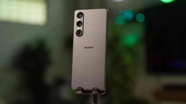 Sony не уйдет с рынка смартфонов  На фоне проблем у флагмана Xperia 1 VII, переноса производства на аутсорс и слухов о том, что Sony сокращает свое присутствие на рынке смартфонов в Европе, многие забеспокоились – неужели японцы последут за Nokia? Финансовый директор Sony Group Лин Тао успокоила: «Коммуникационные технологии являются чрезвычайно важными. Sony развивала их в течение долгого времени, ведь они используются в разных областях. Мы хотим и в дальнейшем уделять большое внимание смартфонному бизнесу как основе для этих технологий».