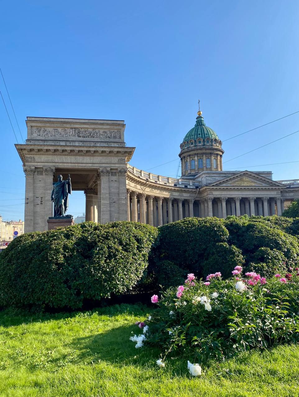 Площадь зелёных зон в Петербурге увеличат ещё почти на 300 гектаров. Заксобрание города во втором чтении приняло поправки в закон о зеленых насаждениях общего пользования. Согласно документу, на карте города появятся новые парки и скверы. Отмечается, что не менее 30% территории Петербурга должно быть занято зелеными насаждениями. По данным Смольного, за последние годы в городе появилось около 280 новых общественных пространств, и процесс активного озеленения продолжается.