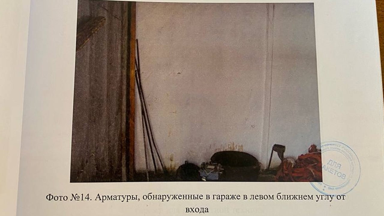 Убийца двух подростков в Забайкальском крае скрывался в Бурятии несколько лет Бывший глава сельского поселения, убивший двух подростков, скрывался от правосудия в Бурятии, сообщили в Следкоме Забайкальского края. 57-летний забайкалец занимал должность главы администрации сельского поселения в селе Хада-Булак Оловяннинского района. В 2006 году вместе с двумя соучастниками он заподозрил двух подростков в краже. Юношей избивали металлической арматурой и другими предметами. Одному из них во время пыток зажали руку в металлические тиски. Когда ребята признались в краже, их убили. В 2014 году соучастников преступления задержали и приговорили к 17 и 18 годам лишения свободы. А бывший глава поселения скрылся. На протяжении нескольких лет убийца проживал в Бурятии, где неофициально подрабатывал. В этом году его удалось задержать на территории Забайкальского края. Сейчас мужчина находится под стражей и ожидает суда.