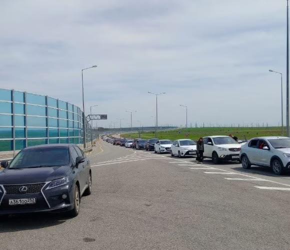 Туалеты и пункты выдачи воды установили у Крымского моста на Кубани В связи с интенсивным потоком туристов к Крымскому мосту в майские праздники, на подъездах со стороны Краснодарского края образовались значительные пробки. Для обеспечения комфорта путешественников администрация Темрюкского района приняла меры. Организовано медицинское дежурство, два пункта раздачи питьевой воды, которые обслуживают волонтеры, а также установлено 18 биотуалетов. Также в преддверии летнего сезона увеличено число пунктов досмотра на подъездах к мосту. Фото: оперштаб Кубани Отправить новость Подписаться