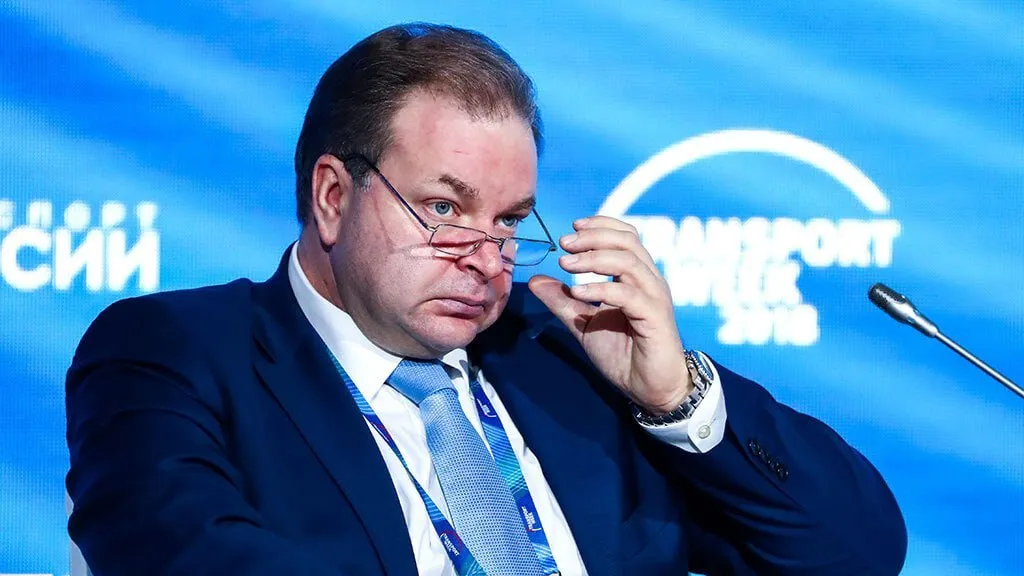 У экс замглавы Минтранса Алексея Семёнова и его семьи изъяли активы на 6 млрд рублей Доходы ушли в пользу государства 55 объектов недвижимости включая квартиры дома бани и гаражи в Москве Сочи Анапе Подмосковье и Крыму 17 транспортных средств в том числе яхту и машины премиум класса Девять пар часов Шесть ювелирных изделий Наличку У чиновника была недвижимость во Франции Что стало с ней неизвестно По версии Генпрокуратуры чиновник незаконно выстроил бизнес через подведомственное ФГУП отдавал госконтракты подконтрольным фирмам а доходы и недвижимость оформлял на родственников banki oil