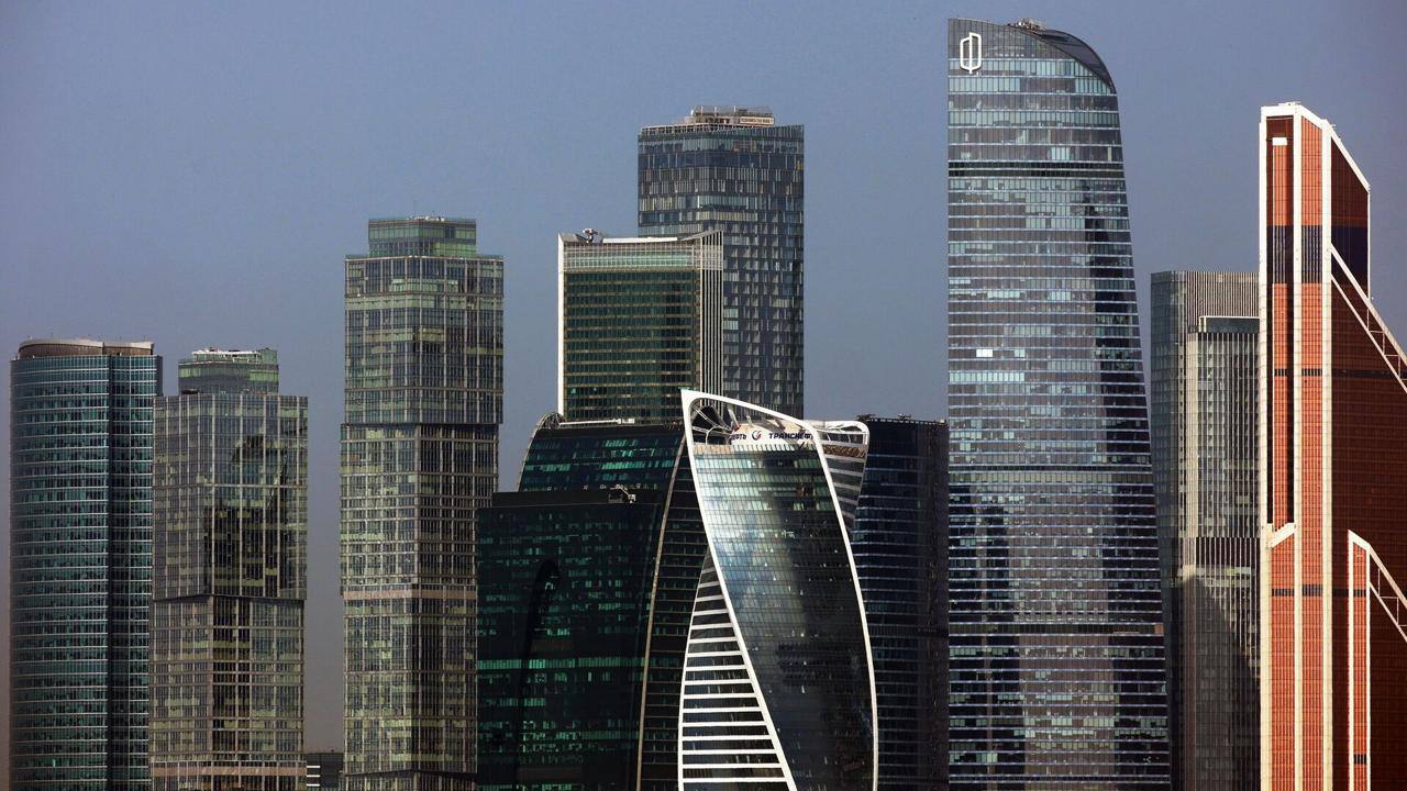 В «Москва-Сити» не осталось свободных офисов. Похоже, в российской экономике всё не так уж плохо... Вакантность упала до рекордного за всю историю уровня в 1 процент, хотя в начале года была выше на 2,7 пункта. Новые проекты разбирают еще до того, как их официально сдают, и не по одному кабинету, а сразу целыми этажами или даже зданиями. Основные арендаторы это производственные и финансовые компании. Из-за высокого спроса цены ползут вверх: например, средняя ставка в офисах класса А это премиальные здания с лучшими условиями и расположением выросла с начала года на 16 процентов, до 70 тысяч рублей за кв. м. в год. По сравнению с прошлым годом это плюс почти 53 процента. Даже высокая ключевая ставка с продолжающимися санкциями Запада не могут затормозить российскую экономику...