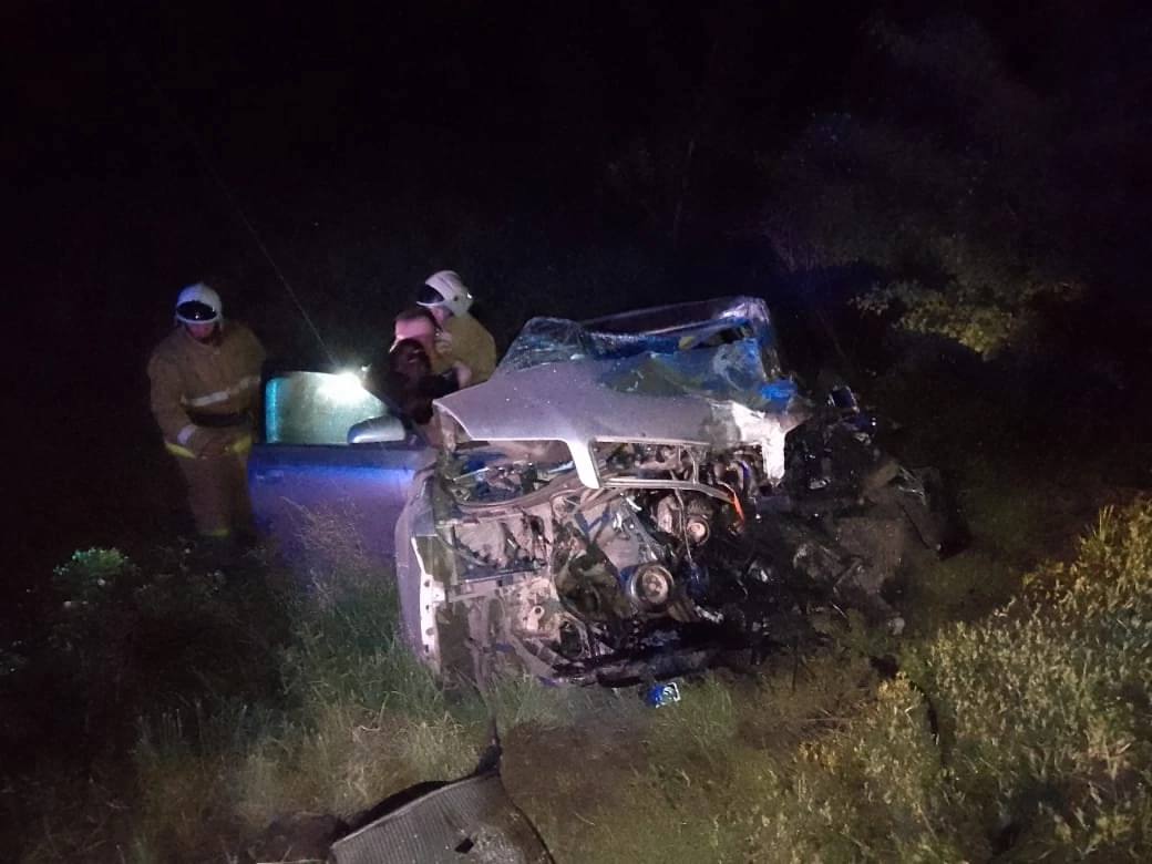 Два человека пострадали при лобовом столкновении с КАМАЗом под Курском   Вчера, поздно вечером на автодороге Черемисиново — Сенчуковка произошло ДТП. По предварительным данным, водитель «Ауди» выехал на встречную полосу и врезался в грузовик «КамАЗ».      В результате ДТП водитель легковушки госпитализирован в Курскую областную больницу. Пассажир «Ауди» — девушка — доставлена в ЦРБ Советского района. Водитель грузовика не пострадал.  На месте происшествия работали сотрудники ГИБДД, медики и спасатели.  Фото: противопожарная служба Курской области
