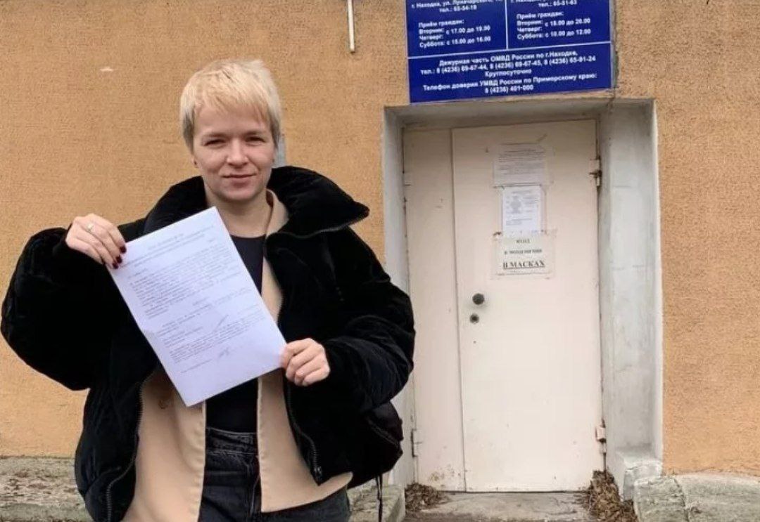 Находкинский городской суд Приморья удовлетворил иск ветерана СВО к независимой журналистке Шариповой Анне за её пост в телеграм Как ранее Анна писала - На меня подал в суд ветеран боевых действий за выставления его в «нелиприятном виде» В качестве сатисфакции мужчина просит 25000 рублей История началась вот с этого материала. Здесь меня публично назвали сторонницей террористов, их пособницей и оправдывающую оных. Естественно, я не могла на это не реагировать. Помимо реакции в тг-канале, мною было написано заявление в полицию кстати, какая-то тишина с заявлением, хотя прошел месяц Затем возник вот этот материал. Совершенной случайно, накануне 8 марта, я встретила ребят из видео на улице. Именно об этом эпизоде истец говорит как о съемке в «условиях внезапности» Если вкратце, то в своём иске гражданин Роенко, застигнутый мною «в условиях внезапности» в публичном месте, возражает против использования его видеоизображения в тг-канале, просит видеоматериалы удалить и выдать ему 25 тысяч рублей на компенсацию вреда. При этом, в тексте искового заявления Игорь Александрович неоднократно апеллирует к непубличности своей персоны