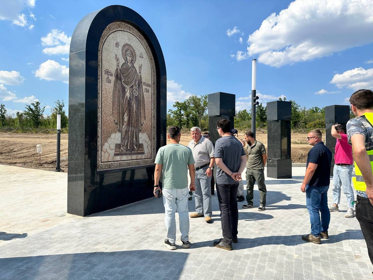 Строительство военно-мемориального кладбища "Донецкое море" выходит на финишную прямую. Открытие комплекса для посетителей планируется осенью 2025 года. Недавно на стройплощадке прошло выездное совещание. По его итогам сообщили, что основные конструктивные элементы комплекса уже сформированы, и сейчас строители дорабатывают детали. Мемориал создается по инициативе Главы ДНР Дениса Пушилина, которую поддержал Президент России Владимир Путин. Планируется, что это будет главное мемориальное место в республике.