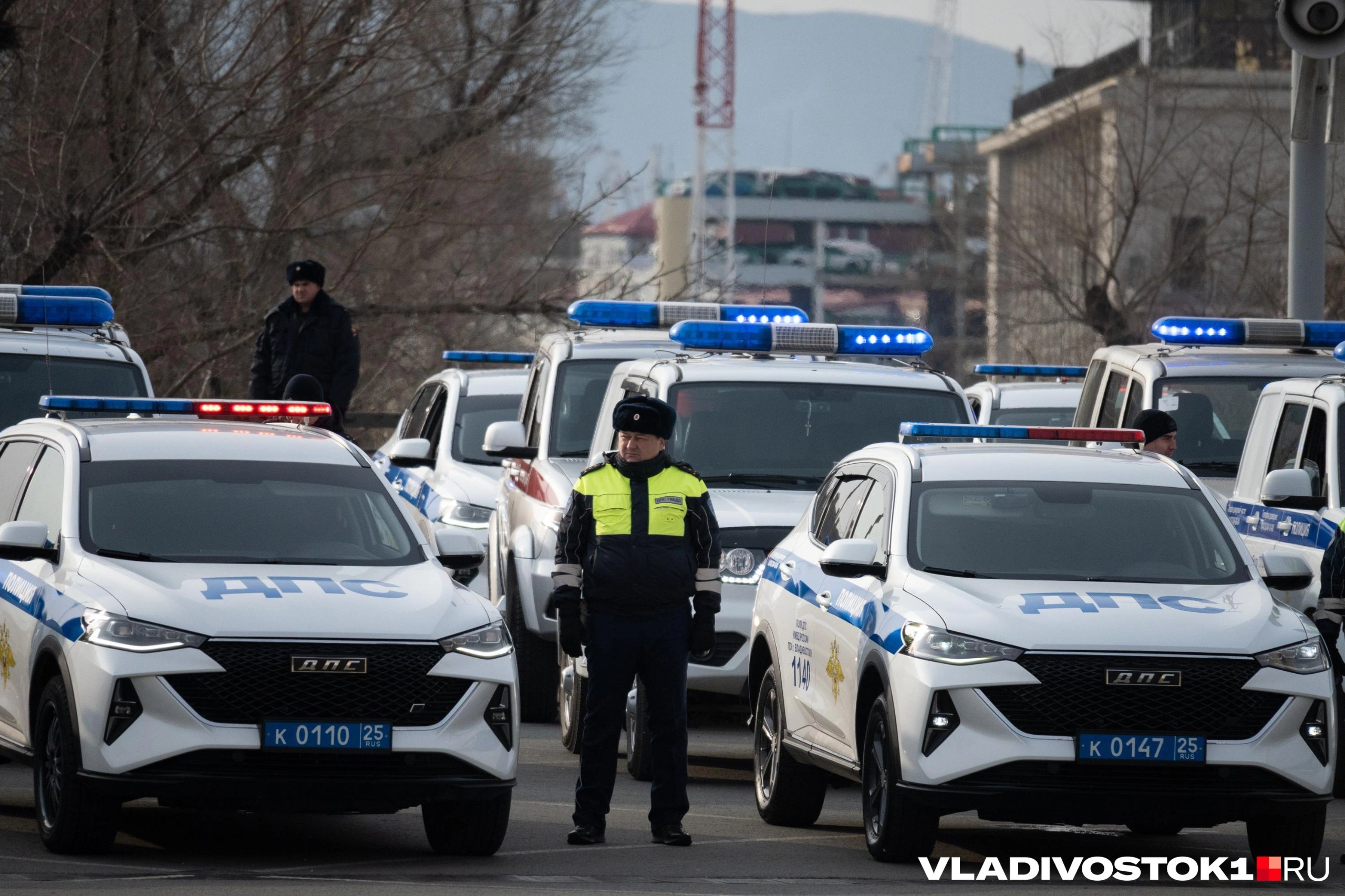 Полиция и МЧС сняли школьника оказавшегося на краю крыши дома во Владивостоке Об этом сообщили в пресс службе УМВД Приморья Инцидент произошел днем 21 января на Океанском проспекте В полицию позвонила случайная очевидица увидевшая что ребенок оказался на краю Она рассказала что он ведет себя несвязно и подозрительно В итоге сотрудники МЧС и правоохранители совместно с гражданами провели спасательную операцию и смогли снять школьника а затем передали его сотрудникам скорой помощи Сейчас полицейские проводят проверку и устанавливают личность несовершеннолетнего а также обстоятельства инцидента Подписаться в Telegram    Подписаться в MAX