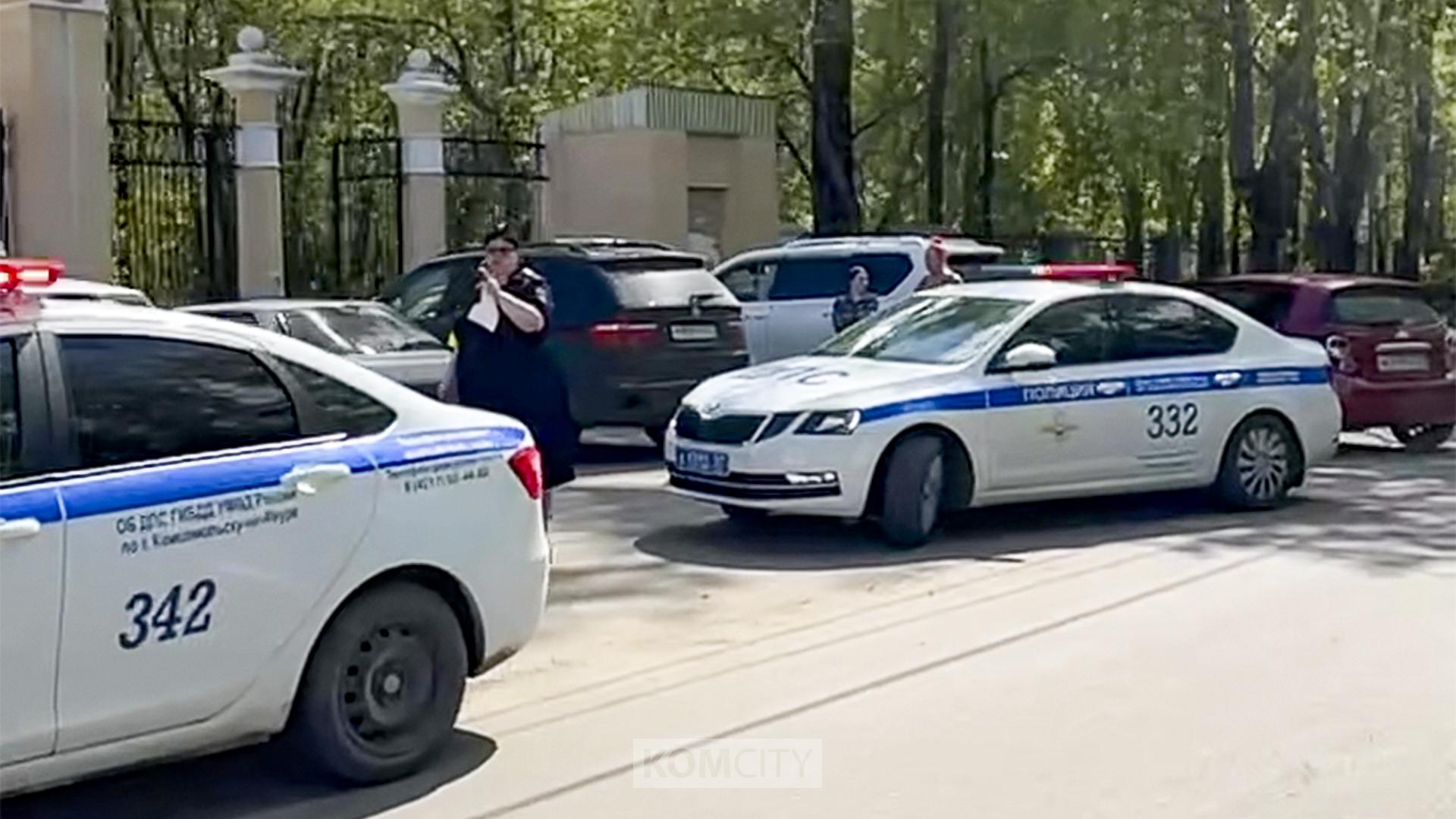 Шестилетний велосипедист попал под колёса на Краснофлотской Сегодня в 14:22 на перекрёстке Краснофлотской и Пионерской попал под колёса шестилетний мальчик на велосипеде. Он маневрировал по дороге и был сбит Шевроле Авио под управлением 41-летней женщины, которая ехала со стороны Кирова в сторону Мира. Мальчик в результате наезда получил травму головы. По факту происшествия проводится проверка, материал передан в отдел полиции — родителей несовершеннолетнего привлекут к административной ответственности. Не дело шестилетке оказываться на проезжей части…