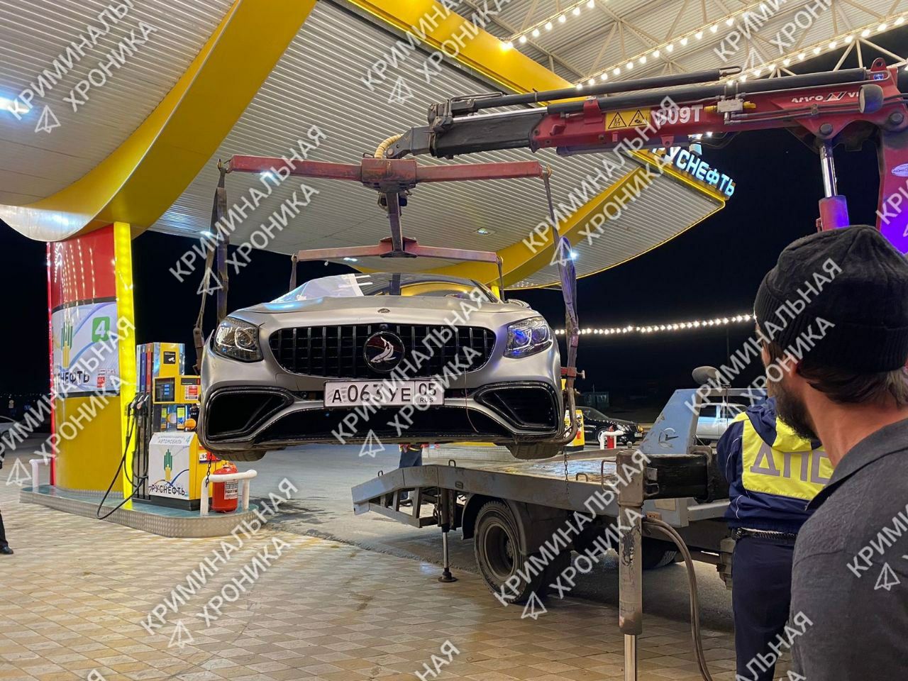 18-летний автомойщик угнал Mercedes за 6 млн рублей и бросил его после ДТП, сообщает МВД по Дагестану.  30 октября в полицию обратился 23-летний житель Табасаранского района, управляющий на автозаправочной станции в поселке Семендер в Махачкале.  По его словам, накануне утром неизвестный с территории АЗС угнал его машину Mercedes-Benz стоимостью 6 млн рублей.  Полицейские установили угонщика и доставили в отдел – им оказался 18-летний житель Бабаюртовского района, работающий там же автомойщиком.  Зная, где хранятся ключи, молодой человек забрал их из комнаты отдыха и угнал автомобиль. Катаясь на высокой скорости, он совершил ДТП и бросил повреждённую иномарку в поле.  Машину вернули владельцу. Возбуждено уголовное дело по ч.1 ст.166  неправомерное завладение автомобилем  УК РФ.