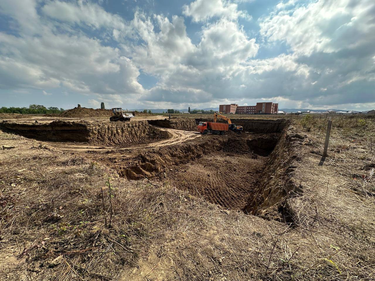 В конце следующего года введём в эксплуатацию еще один объект здравоохранения. Новая больница на 30 коек с поликлиникой, рассчитанной на 100 посещений в смену, появится в с.п. Али-Юрт.  Четвёртое по счёту медучреждение строим в рамках реализации проекта «Модернизация первичного звена здравоохранения» национального проекта «Здравоохранение». Ввод объекта в эксплуатацию запланирован на начало декабря 2025 года. Кроме того, региональным Минстроем завершается разработка проектно-сметной документации по объекту фельдшерско-акушерского пункта в Чемульгах.  В новой больнице будут кабинеты терапевта, хирурга, педиатра, акушера-гинеколога, кабинеты физиотерапии, рентгена, функциональной диагностики и многое другое.  Развитие системы здравоохранения и обеспечение жителей республики качественной и доступной медицинской помощью – одна из приоритетных задач для руководства Ингушетии. Новая больница в Али-Юрте позволит значительно улучшить медицинское обслуживание жителей сельского поселения и близлежащих населенных пунктов.