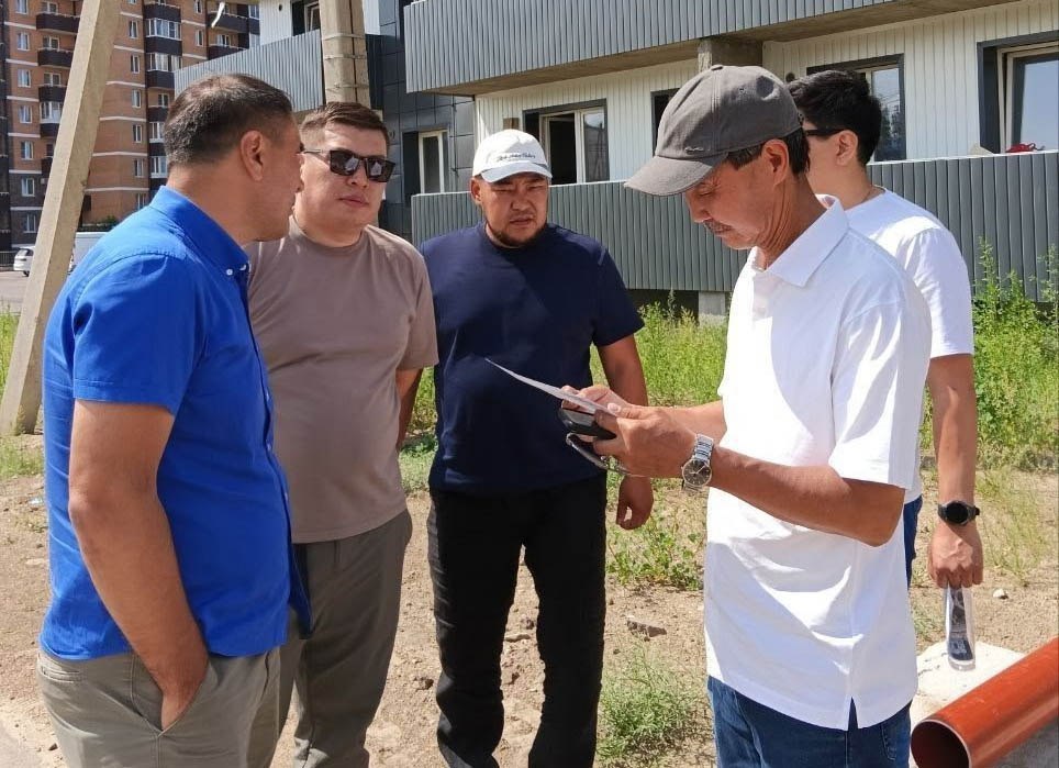 В Улан-Удэ создадут современную транспортную инфраструктуру в 102-м микрорайоне. Накануне депутаты Улан-Удэнского горсовета совместно с сотрудниками МУП «Городские маршруты» и администрации Октябрьского района провели выездное совещание, чтобы решить вопросы транспортной доступности. На данный момент проектная организация уже ведёт разработку проекта по размещению современного остановочного кармана. Окончательное решение по дальнейшим шагам будет принято с учётом мнения жителей после повторной встречи.