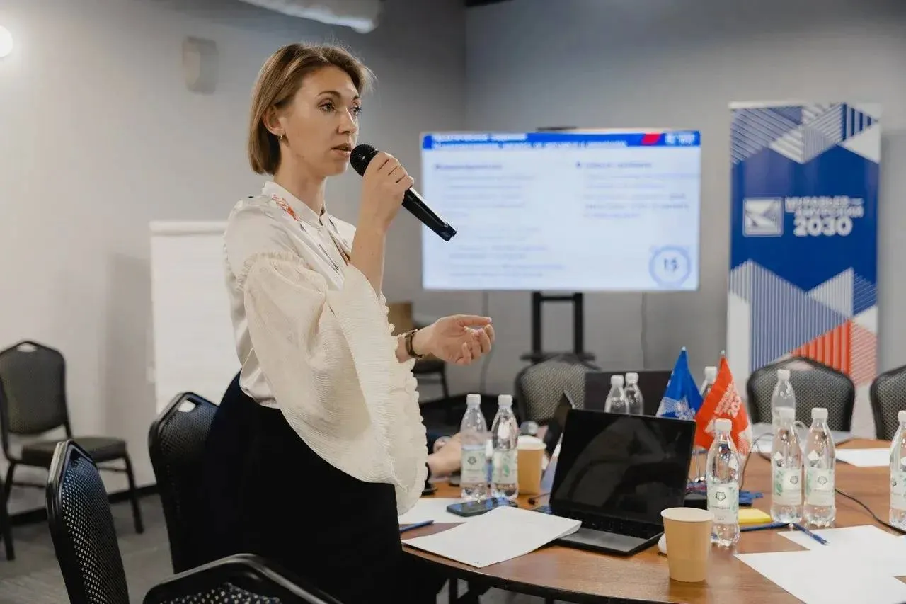 Курсант программы Муравьев Амурский 2030 получила руководящую должность в ТОГУ Курсант кадровой программы Муравьев Амурский 2030 Татьяна Евсеева в марте 2026 года назначена заместителем директора Юридического института по развитию правового консалтинга в Тихоокеанском государственном университете в Хабаровске  Решение о переезде она приняла заранее из Петропавловска Камчатского в Хабаровск Евсеева переехала в феврале 2025 года Родом из Владивостока она получила юридическое образование и квалификацию переводчика в сфере профессиональных коммуникаций во ВВГУ а затем продолжила обучение в ДВФУ по направлению морского права Профессиональный путь Евсеевой начался ещё в студенческие годы она работала в судебных органах Приморья а также в сфере международного частного права в Дальневосточном морском пароходстве В дальнейшем занималась юридическим сопровождением логистических проектов включая фрахт судов и организацию перевозок на Чукотку а также внешнеэкономическими контрактами и совместными предприятиями с китайскими партнёрами на Камчатке Параллельно вела преподавательскую деятельность До назначения в институт Евсеева работала помощником проректора ТОГУ по стратегическому развитию и кадровой политике где участвовала в реализации программы развития вуза и координации работы юридического блока На новой должности она будет развивать направление правового консалтинга Ранее выпускники программы Муравьев Амурский 2030 уже заняли ряд позиций в ведущих вузах Дальнего Востока в том числе в Тихоокеанском государственном университете