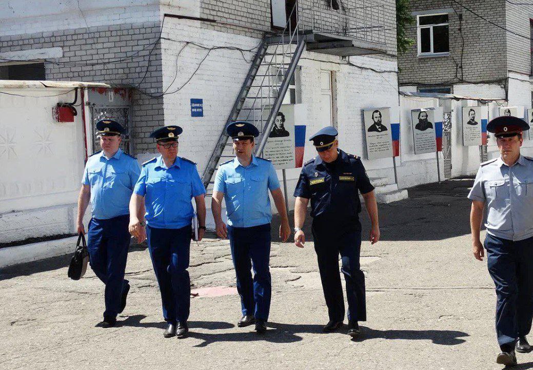 Исполняющий обязанности прокурора Ульяновской области провел проверку в ИК-3 Сегодня, 30 мая 2025 года, и.о. прокурора Ульяновской области Михаил Гриньке совместно с членами Общественной наблюдательной комиссии провел проверку соблюдения уголовно-исполнительного законодательства в ФКУ «Исправительная колония № 3» УФСИН России по Ульяновской области. Он осмотрел жилые помещения и коммунально-бытовые объекты, подробно ознакомился с производством на территории исправительного учреждения и условиями содержания осужденных к лишению свободы. Кроме того, проведены проверки помещений камерного типа и штрафного изолятора, а также личный прием осужденных. Выявлены отдельные нарушения уголовно-исполнительного законодательства, законодательства о санитарно-эпидемиологическом благополучии, требований пожарной безопасности, в целях устранения которых будут приняты меры прокурорского реагирования.