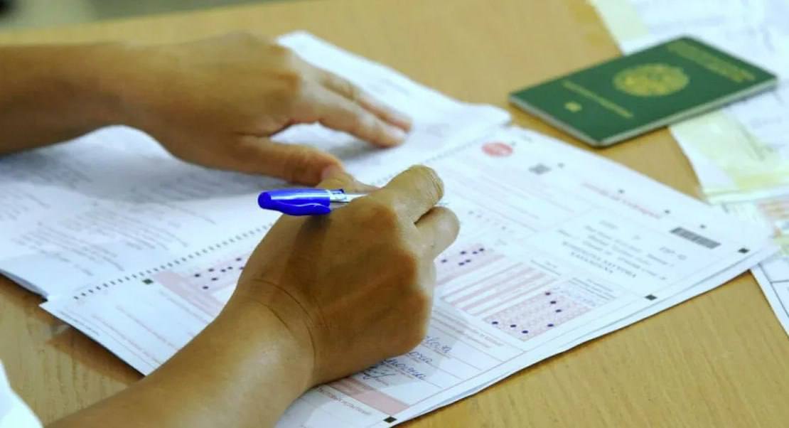 Абитуриенты, не прошедшие в один из пяти выбранных вузов, всё равно смогут поступить Президент Узбекистана предложил новую систему приёма в университеты: если абитуриент не прошёл в один из 5 выбранных вузов, но его баллов достаточно для другого направления, в другом вузе, — ректор сможет зачислить его на контракт. Это решение даст шанс тысячам молодых людей получить образование и усилит конкуренцию между гос и частными вузами. Подпишитесь и следите за актуальными новостями на нашем канале