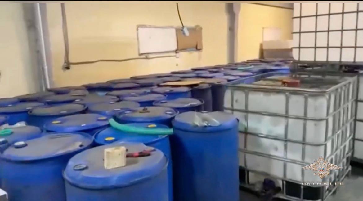 Более 140 тыс литров спиртного изъяли из подпольного цеха в Ленобласти Сотрудники полиции пресекли деятельность подпольного производства алкоголя в Гатчинском районе Ленинградской области сообщила представитель МВД России Ирина Волк Общий объём обнаруженного спиртного составил свыше 115 тыс литров в резервуарах и 31 тыс литров в упакованных бутылках Подпольный цех был обнаружен в нежилом помещении на территории одного из посёлков На месте полиция изъяла большую партию спиртосодержащей продукции Изъятая жидкость направлена на экспертизу для определения её состава и степени опасности для здоровья граждан Скриншот видео t me IrinaVolk MVD Подписаться на ДП в Telegram MAX