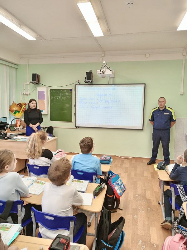 ‍ Ноябрьские автоинспекторы напомнили школьникам ПДД.  25 октября, в преддверии каникул, сотрудники Госавтоинспекции посетили школу № 8. Детям рассказали о том, как не попасть в беду на дороге, что значит «слышать дорогу», почему нельзя неожиданно выбегать на проезжую часть и какие опасности могут поджидать во дворе. Также инспекторы призвали ребят использовать световозвращающие элементы в темное время суток и в условиях непогоды.   Чтобы привлечь к этой проблеме внимание взрослых, сотрудники Госавтоинспекции попросили ребят обсудить то, что они сегодня узнали, с родителями, тем самым закрепив полученную информацию.     #мвдроссии #полиция #гибддянао #гибдд #янао #ноябрьск