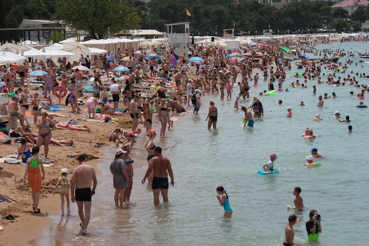 Черное море впервые в 2025 году прогрелось до +27 градусов – этот показатель зафиксирован у берегов Новороссийска. Экстремальная жара, накрывшая в июле Краснодарский край, сказалась и на температуре воды. Так, Чёрное море, которое долго оставалось бодрящим, уже прогрелось от +25 до +27 градусов. Азовское море – от +25 до +28.