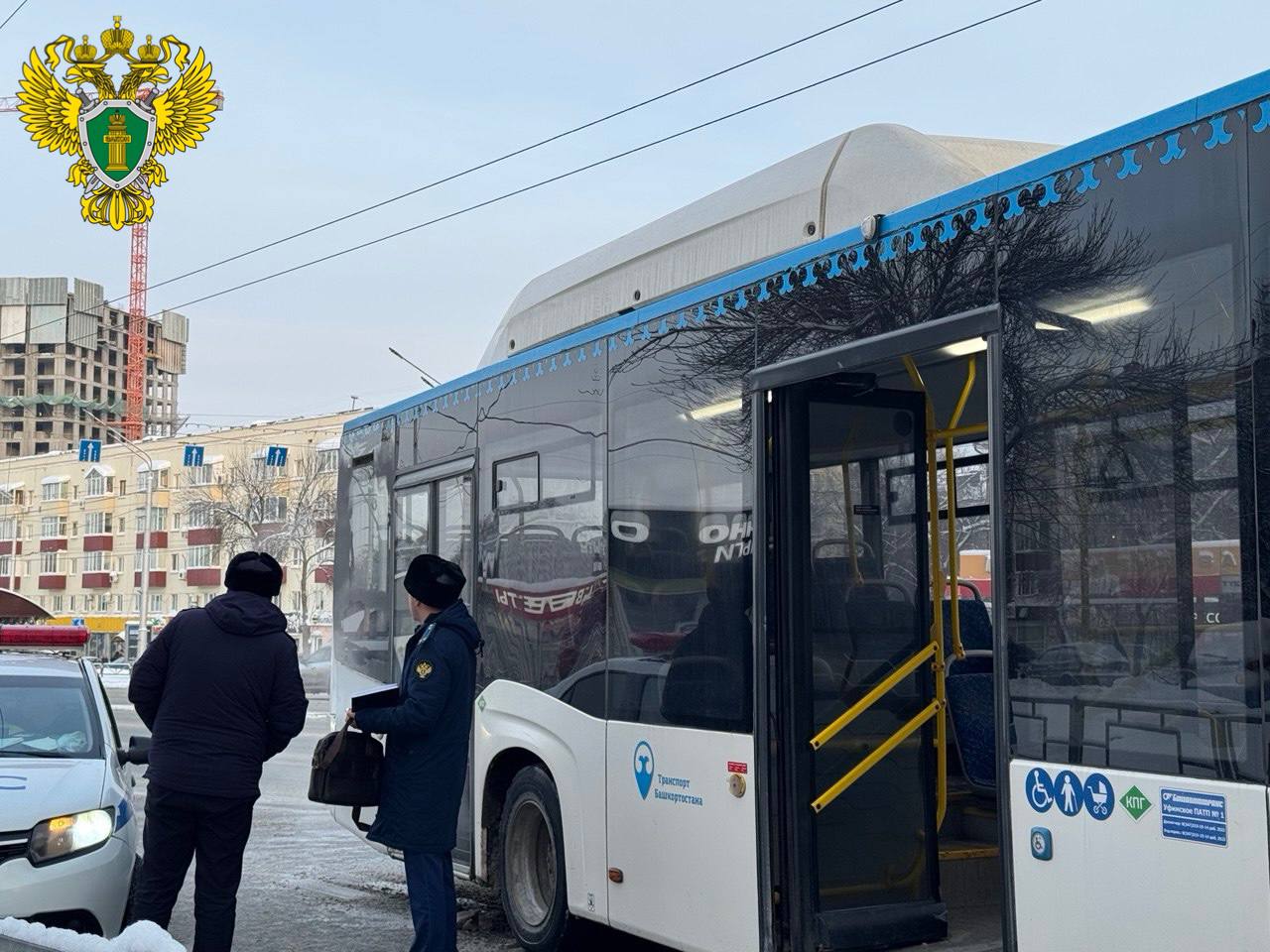 Прокуратура взяла на особый контроль расследование аварии с автобусом в Уфе В Уфе сегодня днем произошло серьезное дорожно транспортное происшествие На бульваре Славы столкнулись пассажирский автобус марки НефАЗ следовавший по 74 му маршруту и легковой автомобиль Фольксваген Тигуан По предварительной информации в результате инцидента есть пострадавшие Нескольких человек включая ребенка оперативно доставили в больницы для получения необходимой медицинской помощи Для координации работы всех экстренных служб на место аварии незамедлительно выехал заместитель прокурора Орджоникидзевского района города Артур Тимерханов Прокуратура инициировала проверку и установила надзор за ходом расследования Обратная связь Подписаться Подписаться в Max