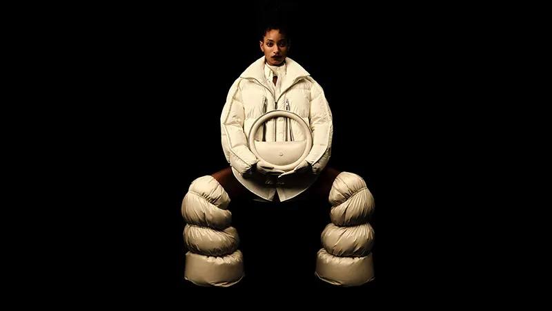 Уиллоу Смит и Moncler в аккурат к началу снежного сезона выпускают коллаборацию.   В нее вошли, понятное дело, пуховики, сумка в форму круга  ставим, что это будет одна из самых трендовых форм будущего сезона  и дутики-ботфорты. Их, уверены, увидим еще не раз в модных съемках следующего года. Ну а что, защищают ноги от снега по колено, буквально.