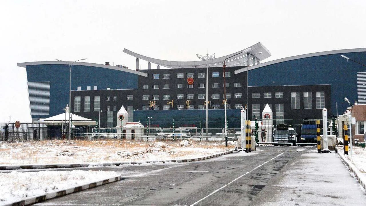 Электронная виза теперь доступна на МАПП Забайкальск   Через международный автомобильный пункт пропуска Забайкальск иностранные граждане могут въезжать и выезжать из России по электронной визе Распоряжение о внесении дополнений в перечень пунктов пропуска через государственную границу РФ подписал председатель Правительства Михаил Мишустин Теперь все пункты пропуска на территории Забайкальского края имеют такую возможность пропускать граждан по единой электронной визе что значительно ускоряет их въезд и выезд и в дальнейшем значительно увеличит турпоток пояснила заместитель министра регионального Минплана Марина Степанова  Единая электронная виза даёт право на въезд в Россию и пребывание в стране с гостевым или деловым визитом а также для участия в научных культурных общественно политических экономических спортивных мероприятиях Виза оформляется гражданам иностранных государств перечень которых определяется Правительством РФ Срок оформления не более четырёх календарных дней со дня подачи заявления Виза однократная ее срок действия 120 суток со дня оформления разрешённый срок пребывания в России не более 30 суток со дня въезда на территорию страны   Напомним электронная виза в Забайкальском крае была введена в 2019 году благодаря этому упростился въезд в Россию для иностранцев и вырос туристический поток в регион   Подписывайтесь TG VK MAX