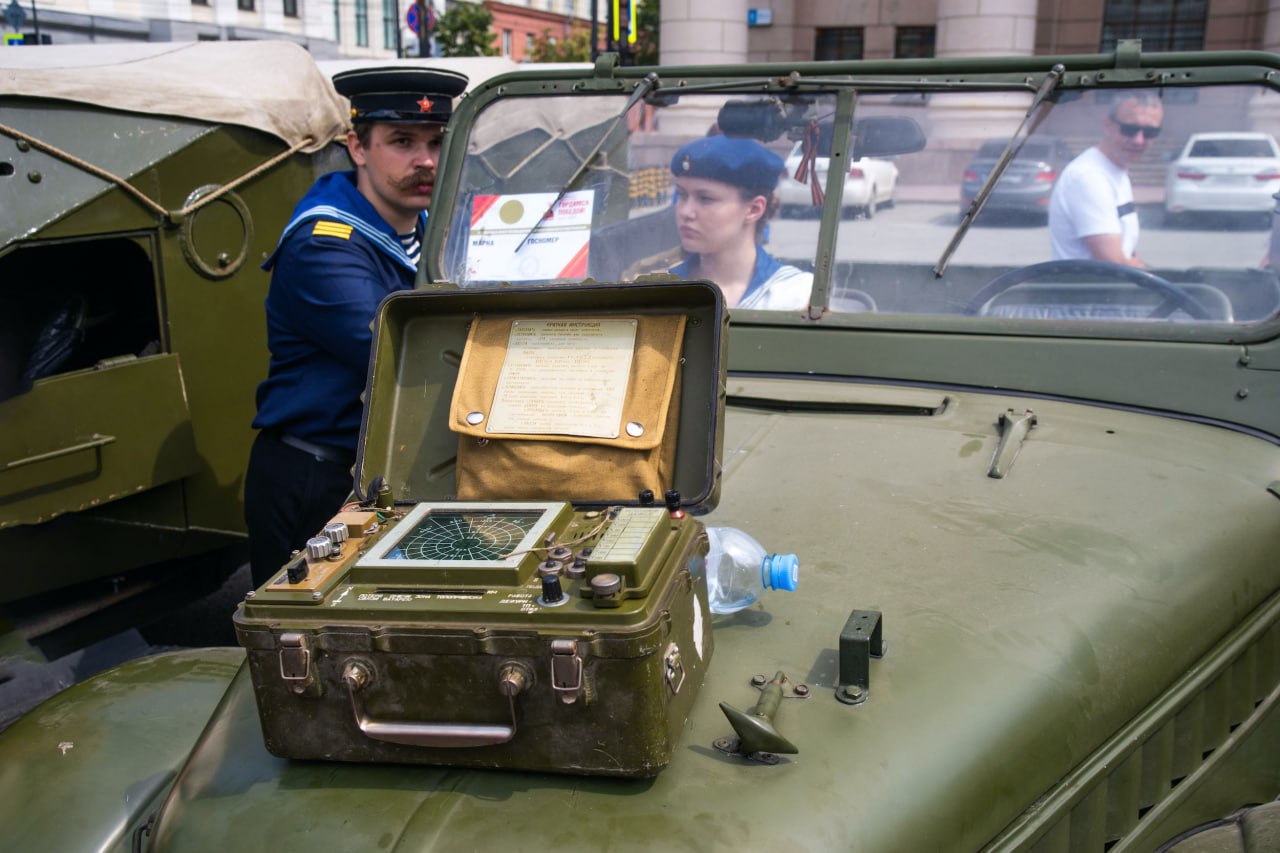 150 старинных автомобилей и мотоциклов представили на фестивале ретро-техники в Челябинске «Машина времени» состоялась в южноуральской столице уже в пятый раз. На выставке можно было увидеть более 150 уникальных экспонатов: знаменитые ретро-автомобили, военные машины, винтажные мотоциклы, тракторы, велосипеды и даже педальные машинки для детей, созданные в прошлые годы. Фото Дмитрия Куткина