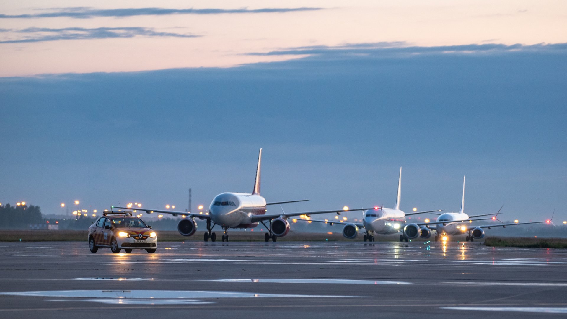 Из Петербурга запустят прямые рейсы в Пермь, Казань и Омск Эти перелеты начнет выполнять «Аэрофлот». Первые рейсы в Пермь полетят с 1 июня дважды в неделю — по пятницам и воскресеньям. Авиакомпания «Россия» входит в группу «Аэрофлот» увеличит частоту на этом направлении до 12 рейсов в неделю. Рейсы в Казань запустят 2 июня. Полеты будут проходить четыре раза в неделю понедельник, вторник, четверг, суббота . «Россия» будет выполнять до 13 рейсов в неделю. А с 5 июня проведут первые рейсы в Омск — по вторникам, четвергам и субботам. «Россия» добавит ежедневные перелеты по этому маршруту. Фото: Alexandr Zimovskoy / Shutterstock