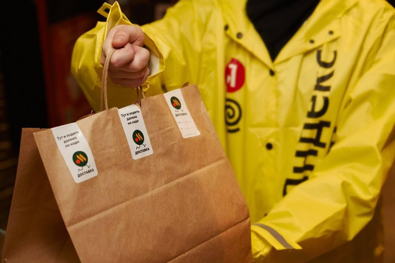 Самый большой заказ из Вкусно и точки на новогодних каникулах сделали в столице москвич заказал на дом еды на 29 056 рублей В корзине оказалось свыше 200 товаров В состав заказа вошли 68 соусов 30 картошек фри и 4 деревенских а также 34 чизбургера 34 гранда 34 упаковки куриных крыльев и 34 коробки наггетсов banksta