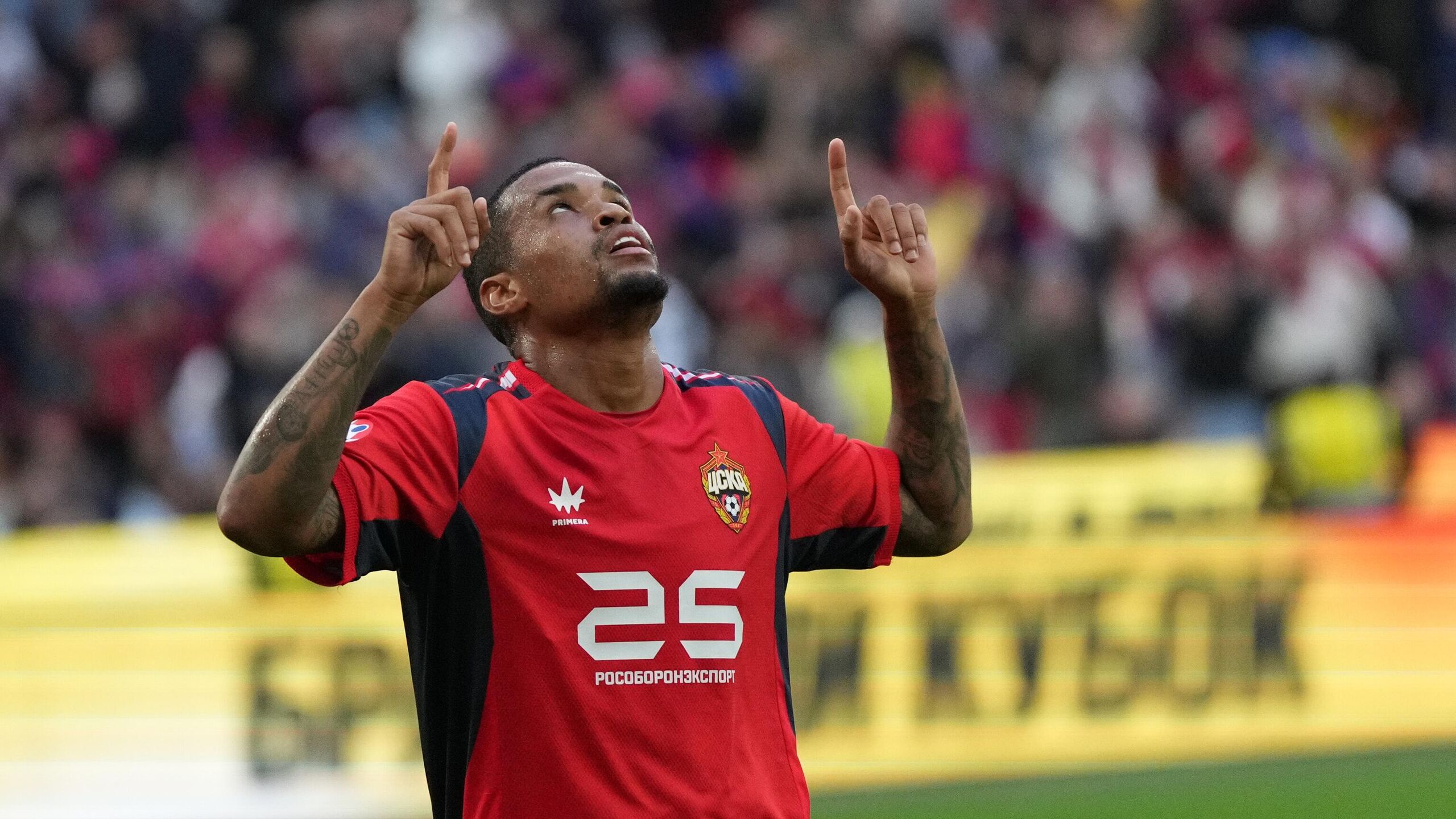 Бразильский футболист московского ЦСКА Алеррандро перешел в Интернасьонал на правах аренды сообщается в Telegram канале красно синих Арендное соглашение рассчитано до конца 2026 года В контракте предусмотрена опция выкупа а также обязательный выкуп прав на игрока при исполнении им определенных условий Алеррандро перешел в ЦСКА в феврале 2025 года из Ред Булл Брагантино в статусе лучшего бомбардира чемпионата Бразилии В 2024 году он выступал на правах аренды за Виторию из Салвадора и забил 15 мячей в 34 матчах бразильской Серии A разделив статус лучшего бомбардира лиги с бывшим футболистом петербургского Зенита Юри Алберто После перехода в московский клуб Алеррандро сыграл 28 матчей и забил два мяча В составе ЦСКА форвард стал обладателем Кубка и Суперкубка России