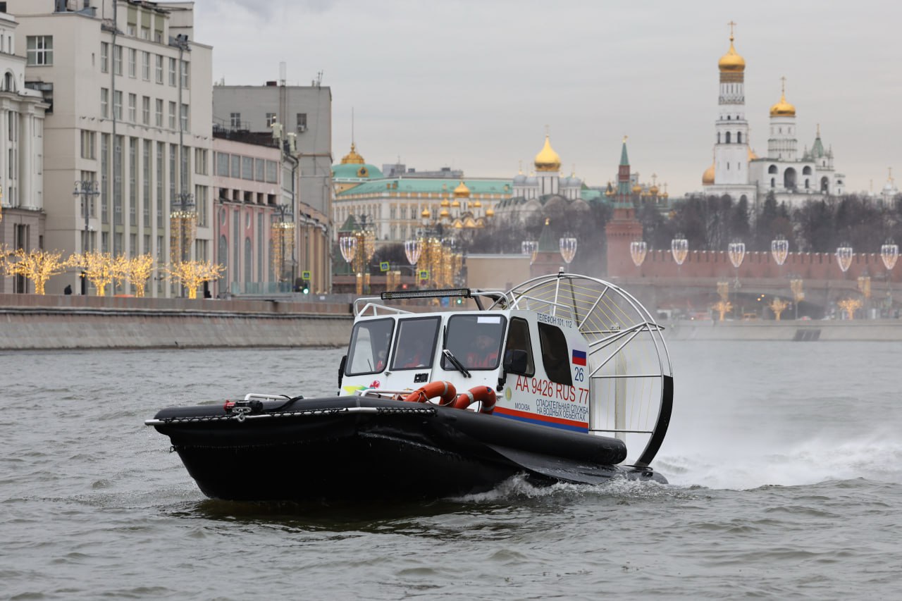 Московские спасатели будут патрулировать водоемы на новых скоростных аэролодках отечественного производства  «На оснащение Московской городской поисково-спасательной службы на водных объектах поступили современные аэролодки трех различных типов. Они предназначены для проведения поисково-спасательных работ, доставки спасателей к месту происшествия на водоемах, в том числе в заболоченной и обводненной местности», – рассказал заместитель Мэра Москвы Петр Бирюков.  Преимущества аэролодок «Бриз 555», «Пиранья 3» и «Нерпа-460КБ» перед судами на воздушной подушке, которые сейчас используют столичные спасатели:   высокая степень надежности, мобильности и проходимости   способность развивать на льду скорость до 100 км/ч   не испытывают трудностей при переходе с водной поверхности на снег и наоборот   преодоление различных препятствий  По результатам эксплуатации новых аэролодок будет принято решение о дальнейшем оснащении ими флота Московской городской поисково-спасательной службы на водных объектах.