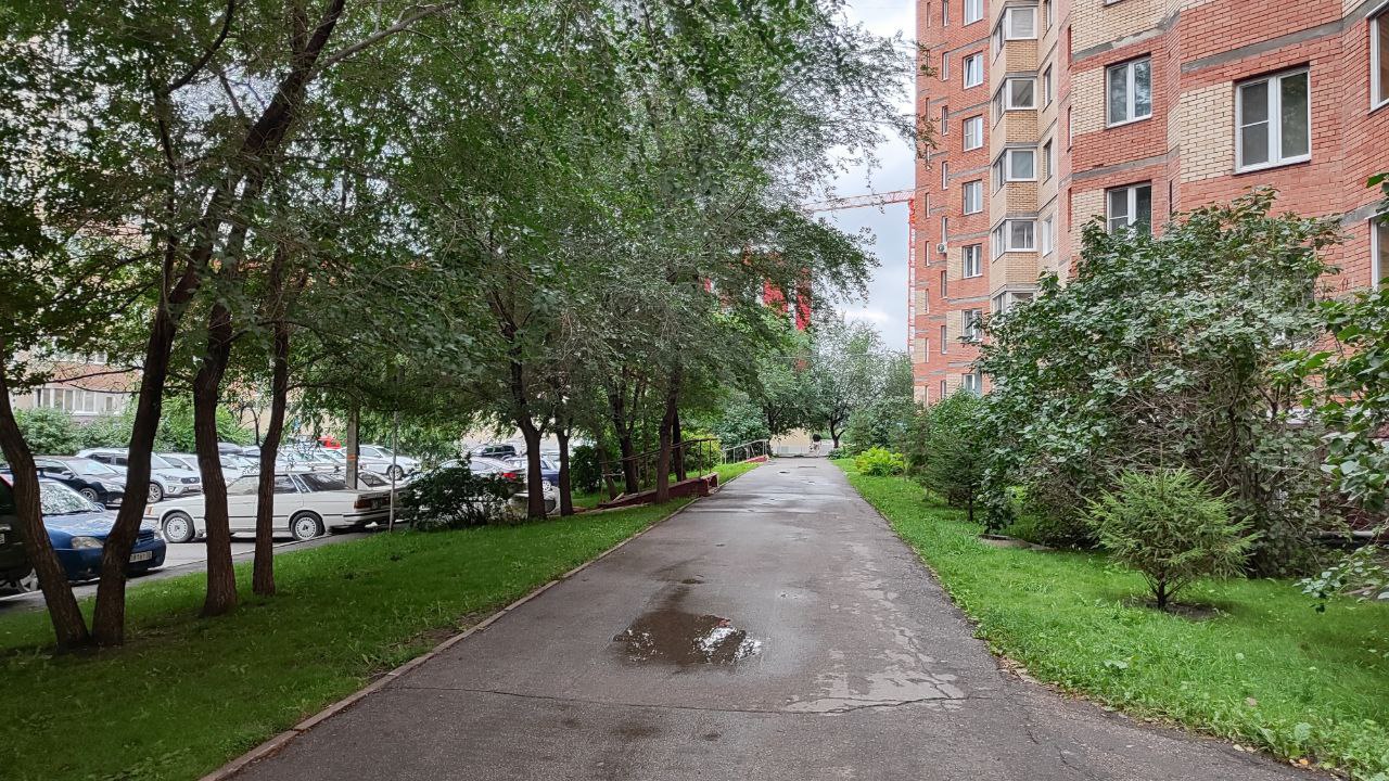 «Никто не ухаживал?»: в Омске «зеленая комиссия» приговорила к вырубке очередную партию деревьев.  Раз в месяц, а иногда и чаще, в стенах администрации решается судьба зеленых насаждений, растущих на территории Омска. Редакция Города55 накануне по традиции побывала на очередной встрече «зеленой комиссии».  Чуть меньше часа, 20 вопросов  один из них незапланированный, срочный  и прозвучавшее «да» по каждой из заявок – так можно коротко описать происходившее на заседании. Оно, кстати, прошло тихо-мирно и практически без обсуждений. Вот только итог как обычно неутешительный: в разных частях города станет меньше на 921 дерево и 5700 «квадратов» поросли, кронировать разрешили больше 700 деревьев.  Где именно и по каким причинам убавится число деревьев – рассказываем в нашем материале.    Написать в редакцию можно здесь.