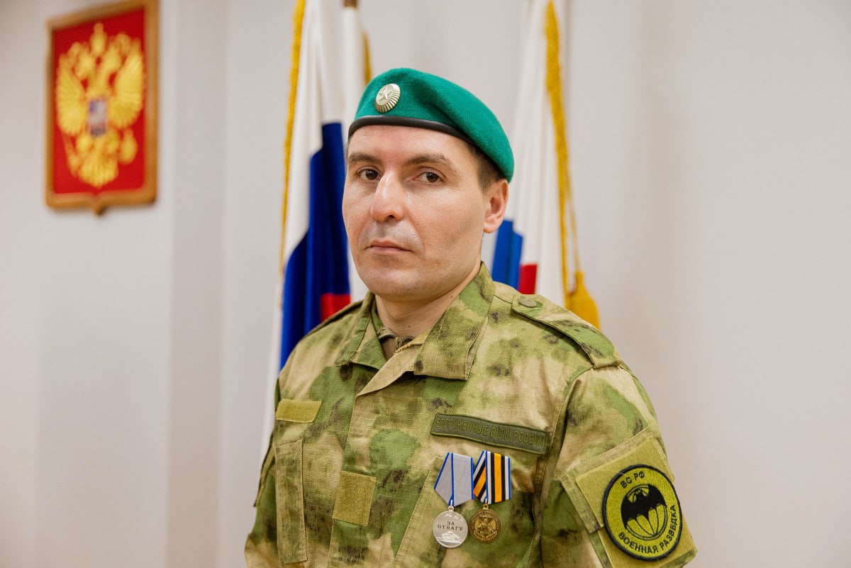 Ветеран СВО Александр Потупин представит Ненецкий автономный округ на чемпионате «Абилимпикс» Он покажет своё мастерство в компетенции «Фотограф». Александр Потупин представит Ненецкий автономный округ на первом чемпионате по профессиональному мастерству среди участников специальной военной операции «Абилимпикс». Мероприятие состоится в Казани на базе производственно-учебного центра АО «Казанский вертолётный завод» и соберёт более 400 участников — конкурсантов, экспертов и сопровождающих лиц со всей страны. Соревнования запланированы на период с 25 по 29 июля. — Первый чемпионат по профмастерству среди участников СВО состоится сразу по 15 востребованным компетенциям. Он станет дополнительным инструментом поддержки наших героев, о важности чего неоднократно говорил Президент Владимир Путин. Участники, показавшие лучшие результаты, смогут продемонстрировать свои навыки на общем финале Национального чемпионата «Абилимпикс» и пройти стажировки у ведущих работодателей страны, — сообщил заместитель Председателя Правительства России Дмитрий Чернышенко. В списке компетенций «Веб-разработка программирование », «Оператор БПЛА», «Фотограф», «Ремонт и обслуживание автомобилей», «Резьба по дереву», «Исполнительское мастерство вокал », «Массажист», «Поварское дело», «Промышленная робототехника», «Сборка-разборка электронного оборудования», «Сварочные технологии», «Слесарное дело», «Столярное дело», «Электромонтаж», «Токарные работы на станках с ЧПУ». Александр Потупин выбрал для участия компетенцию «Фотограф», где продемонстрирует свои умения и творческий подход. По итогам соревнований будет отобрано 75 финалистов, которые продолжат борьбу за победу в финале, запланированном на октябрь 2025 года. Организатором первого чемпионата по профмастерству среди участников СВО выступает Министерство просвещения РФ при поддержке Правительства Российской Федерации и Федерального фонда «Защитники Отечества». Федеральным оператором мероприятия является Институт развития профессионального образования, а региональным — Правительство Республики Татарстан. Фото: Александра Берг/НАО24