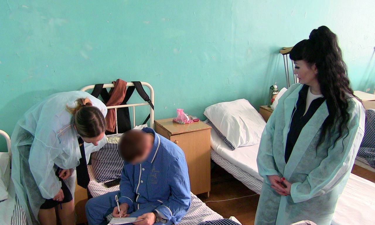 Сотрудники полиции продолжают оперативно восстанавливать утраченные или испорченные во время выполнения боевых задач документы участников специальной военной операции.   Один из таких регионов — Астраханская область, где были в кратчайшие сроки оформлены российские паспорта трем военнослужащим. У каждого — своя  история. У кого-то документы сгорели в результате вражеской атаки, у кого-то посечены осколками боеприпасов.    Новые паспорта гражданина Российской Федерации военнослужащим вручила лично начальник Управления по вопросам миграции УМВД России по Астраханской области полковник полиции Валентина Калугина, поблагодарив бойцов за мужество и храбрость, проявленные во время исполнения воинского долга.  #Паспорт   Проголосовать за канал