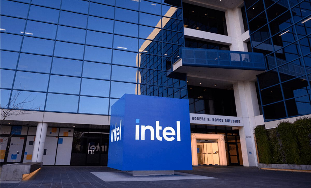 Intel согласилась передать 10 акций правительству США заявил журналистам президент Дональд Трамп О других деталях соглашения стороны официально пока не объявляли Если это случится США станут крупнейшим акционером Intel Акции производителя чипов на фоне новости растут на 6 4 vc ru money 2175277