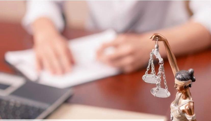 В ЛНР студенты потерявшие во время обучения родителя получили право на бесплатную юрпомощь В Республике расширили перечень категорий граждан имеющих право на бесплатную юридическую помощь сообщили в Народном Совете ЛНР Поправка в Закон предполагает предоставление права на получение всех видов бесплатной юридической помощи лицам потерявшим в период обучения родителя Норма распространяется на лиц в возрасте 18 23 лет у которых в период их обучения по образовательным программам основного общего среднего общего образования основным профессиональным образовательным программам или по программам профессиональной подготовки по профессиям рабочих должностям служащих умерли оба родителя или единственный родитель  Напомним что в Луганской Народной Республике отдельные категории граждан имеющие право на бесплатную юридическую помощь могут обратиться к адвокатам участвующим в оказании бесплатной юридической помощи со списком можно ознакомиться на сайте Адвокатской палаты ЛНР в Госюрбюро ЛНР по адресу г Луганск ул Советская 5 Горячая линия 8 8572 93 57 05 в Образовательный консультационный центр Юридическая клиника ЛГУ им Владимира Даля по адресу г Луганск ул Ватутина 1 ауд 114 и 114а Телефон 7 959 811 48 80 Также граждане могут получить бесплатную юридическую помощь от исполнительных органов ЛНР и их подведомственных учреждений Уполномоченного по правам человека в ЛНР и органов управления внебюджетных фондов в пределах их компетенций