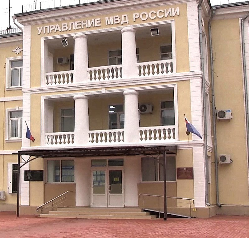 Волжский полицейский предотвратил необдуманный шаг молодого человека Утром 22 июля 2025 года сотрудник Управления МВД России по городу Волжскому возвращался после службы домой, когда на мостовом переходе через р. Волга заметил за ограждением молодого человека, явно собирающегося прыгнуть в воду. Полицейский остановил машину, оценил обстановку и в результате длительного разговора и убеждений смог подобрать в этот сложный для 19-летнего юноши момент нужные слова, которые остановили его от необдуманного шага. Старший лейтенант полиции успокоил гражданина и передал его бригаде медиков, которые направили его в специализированное учреждение для оказания квалифицированной помощи.